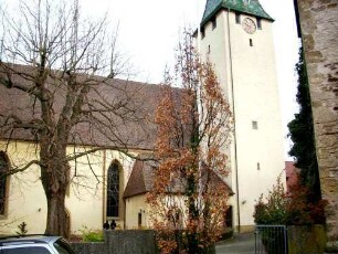 Kirche von Süden über Kirchhof-Langhaus und Chor Gotischer Neubau auf Romanischem Vorgänger-Kirchturm im Kern Romanisch - 1830-60 stark überformt