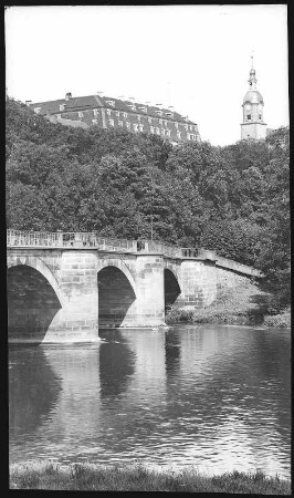 Wechselburg. Schloss mit Muldenbrücke