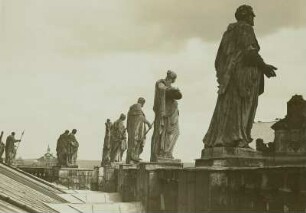 Dresden, Hofkirche : Dresden-Altstadt. Hofkirche. Attikafiguren (Thomas, Jac. minor, Simon, Sebastian, Katharina, Joseph, Lucia, Franz von Paula). Südseite