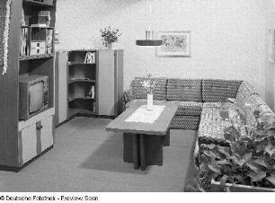 Ausstellungskoje des VEB Möbelkombinat Berlin (MKB) mit Wohnzimmermöbeln aus Rathenow