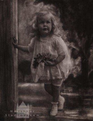Kleines Mädchen in weißem Kleid