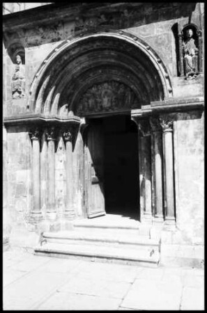 Sainte-Ursanne: romanisches Portal der Stiftskirche
