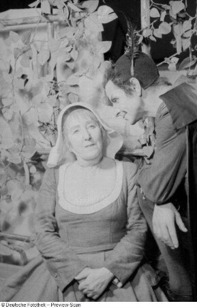 Szenenbilder aus der Tragödie "Faust. Der Tragödie erster Teil" von Johann Wolfgang von Goethe am Deutschen Theater Berlin : Soloaufnahme von Antje Ruge als Gretchen