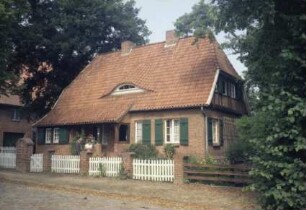 ehemaliges Gut Trenthorst-Wulmenau: Trenthorst 15: traufständiges Wohnhaus: Straßenfront, mit Eingangsveranda, Auslucht: Giebelseite, Fachwerk an Giebel