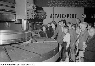 Kinder zu Besuch auf der Leipziger Herbstmesse 1954 vor einer Maschine
