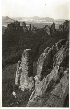 Schrammsteine. Im Vordergrund die Jungfer, dahinter links der Friedrich-August-Felsen, rechts der Schrammtorwächter und das Große Schrammtor