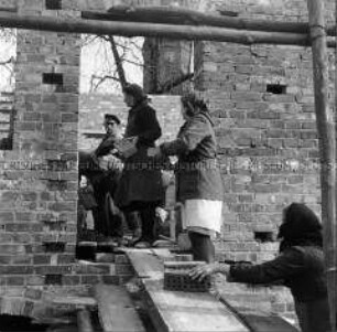 Arbeitsmaiden des Reichsarbeitsdienstes leisten Kriegshilfsdienst bei Bauarbeiten