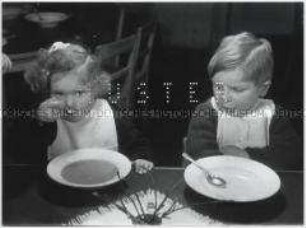 Mahlzeit im Kinderheim des Bezirksamts Mitte in der Gartenstraße