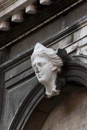 Köpfe als Scheitelsteine — Gekrönter weiblicher Kopf als Scheitelstein