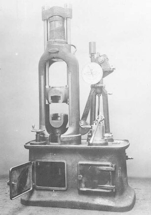 Hydraulische Zerreißmaschine mit Pendelmanometer (Krause und Co., Leipzig) : Technikgeschichte | Stoffkunde und Materialprüfung | Materialprüfung | Metallprüfung | Zug- und Druckfestigkeit