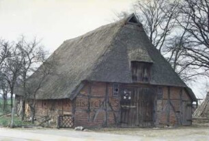 Meilsdorf: Kate mit Reetdach: Giebelseite Wirtschaftstrakt mit Scheunentor