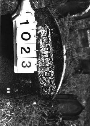 Grabstein 1023 (Index: 100099002) Maße HxBxT: 93x58x9 cm Besonderheit: Kindergrab: Grabstein 1023 (Detailaufnahme)