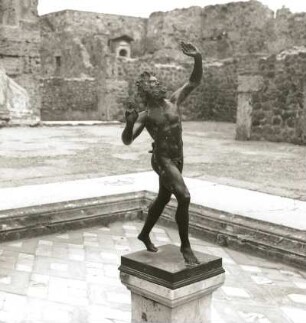 Pompeji. Haus des Faun, Atrium. Tanzender Faun (Kopie). Bronze; Höhe 78 cm