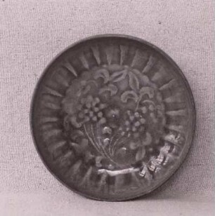 Schale mit erhabener Blütenornamentik und geripptem Rand