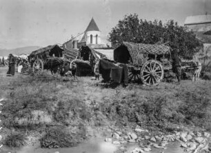 Lager mit einachsigen Zeltwagen, im Hintergrund das Alawerdi-Kloster