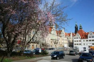 Dresden-Altstadt. Schloßstraße. Blick vom Parkplatz hinter dem Kulturpalast zum Residenzschloß während der Baumblüte