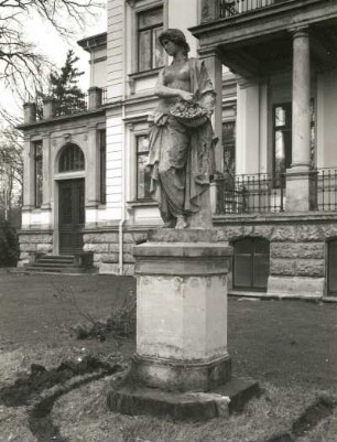 Flora. Sandstein (um 1875). Dresden-Blasewitz, Loschwitzer Straße 21, vor der Villa "Sankt Petersburg"