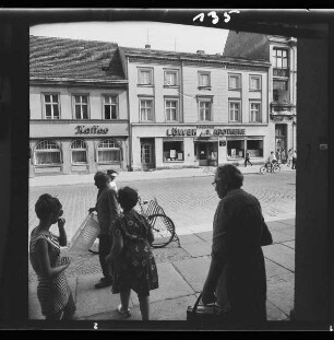 Das Geburtshaus von Theodor Fontane mit der Löwenapotheke in der Karl-Marx-Str. 84 in Neuruppin, Juli 1970.