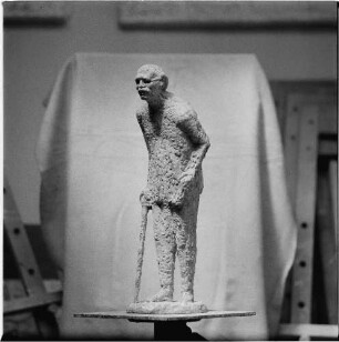 Entwurf für die Hermann-Duncker-Statuette : ZB-Reportage Kultur. Besuch beim Bildhauer Walter Howard. Entwurf für die Hermann-Duncker-Statuette. Ton (vor 1959; W. Howard)