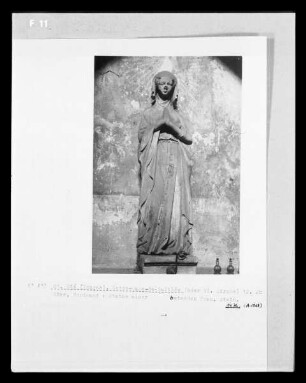 Statue einer betenden Frau