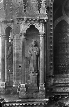 Königsstatue in einem Fialentabernakel (sogenannter heiliger Ludwig)