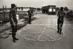 Ziviler Widerstand. Mutlangen 1983-1987: Protest gegen die atomare Mittelstreckenrakete Pershing II - Peace Zeichen aus Steinen vor der Kaserne