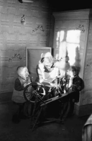 Parta: Deutsches Mädchen beim Spinnen