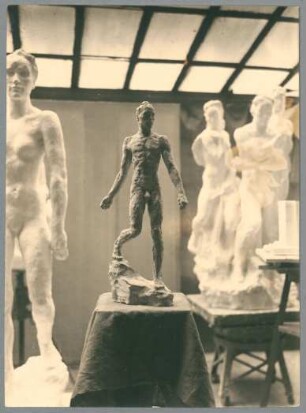 Kleiner Herabschreitender, 1927, Ton