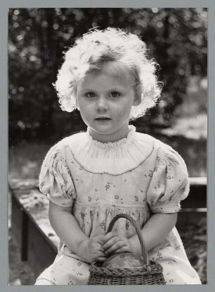 Portrait eines Mädchens mit Kleid und Korb