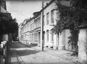 Güstrow, Schulstraße. Straßenbild mit Wohnhaus und Firmenschild des Fotografen (Nummer 4). Blick in Richtung Grüner Winkel