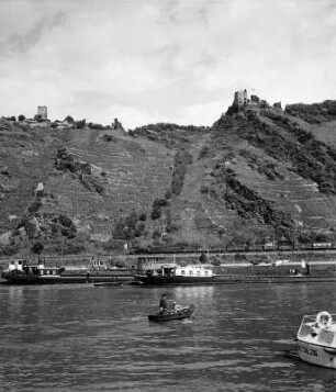 Kamp-Bornhofen. Blick vom Rhein auf die Burgruinen Sterrenberg und Liebenstein