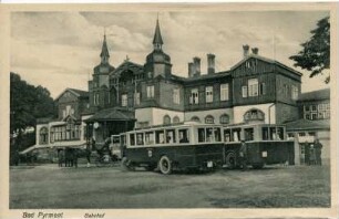 Bahnhof mit Omnibus