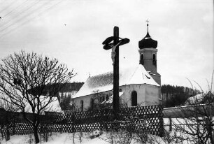 Reichenbach/Heuberg: Kirche, näher mit Kreuz