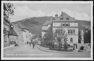Glashütte. Uhrmacherschule mit Brunnen
