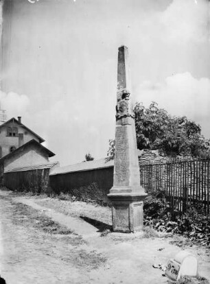 Distanzsäule : Marienberg. Distanzsäule (1727) und Kilometerstein 97,236 vor dem Zschopauer Tor