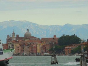 Venedig - Berge hinter der Altstadt : Bei besonderer Wetterlage sind hinter Venedig die Berge der Alpen zu sehen. Aufgenommen am 9. August 2011