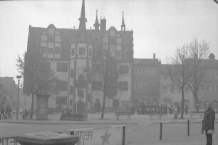 Keine Beschreibung [Saalfeld: Rathaus mit Trommler-Marschkapelle]