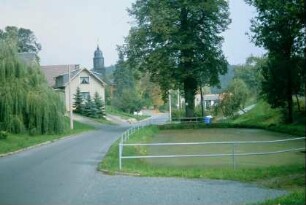 Straße und Dorfteich