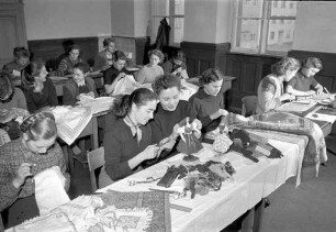 Ausbildung für junge Frauen an der Haushaltungs- und Frauenfachschule Karlsruhe (Staatliche Berufsfachschule).