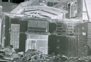 Parteilosung an einer Hausruine : An einer Hausruine hängt eine Parteilosung, aufgenommen in Heiligenstadt, ca. 1983