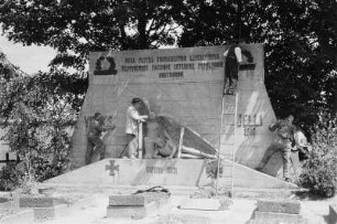 Fertigstellung des Denkmals, das von dem polnischen Kriegsgefangenen Romuald Zerych entworfen und ausgeführt wurde in Bautzen auf dem Taucherfriedhof. : Dozhotowjenje pomnik na Tuchorskim pohrjebnišću, naćisnjeny a zhotowjeny wot pólskeho jateho Romualda Zerycha.