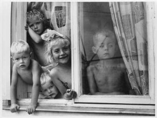 Kinder am Fenster : Eine Gruppe von Kindern schaut aus einem Fenster hinaus