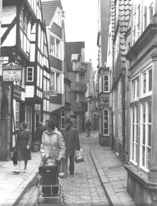 Bremen-Altstadt. Schnoor-Viertel. Blick in eine Gasse mit Besuchern des Viertels
