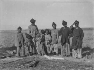 Gruppenportrait : Portrait einer Gruppe von Männern und Kindern aus Zentralasien im Tian Shan Hochgebirge