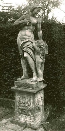 [Skulptur auf Sockel, Frau mit Kind. Amor]