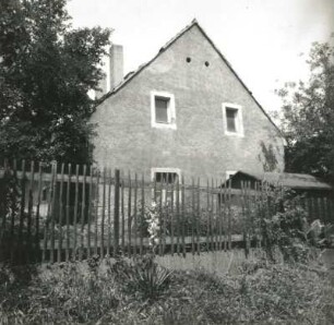 Dresden-Cossebaude, Krumme Gasse 4b. Wohnhaus (1801/1850). Giebelseite mit Zaun