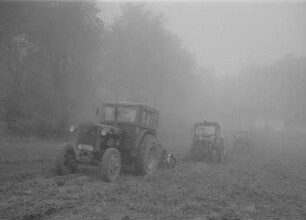 Bei Lancken-Granitz. NVA-Fahrer im Hilfseinsatz auf demFeld