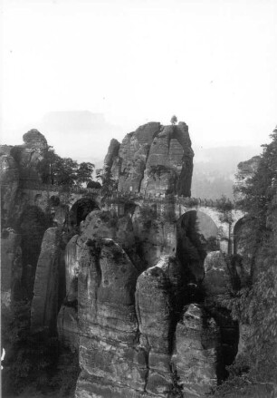 Sächsische Schweiz. Felsenburg Neurathen und Basteibrücke (1851; Sandstein, Länge 76,5 m). Blick vom Ferdinandstein nach Süden