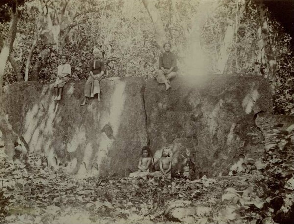 "Grande pierre à Langi "Maka Toka", Tongatabu".