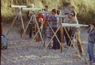Ahlbeck. Aussichtsfernrohre am Strand, aufs Meer gerichtet (Vergrößerung 40 fach 1000 m auf 25 m pro Minute 0,20 M)